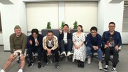 ロケの様子をモニタリングする芸人たち。(c)テレビ東京
