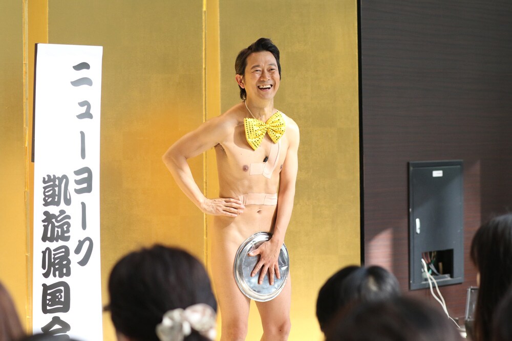 アキラ100%「R-1」優勝特番でニューヨークへ、お盆1つで歩いても騒がれない