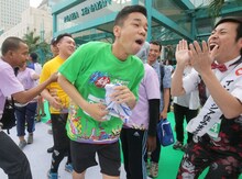 駅伝に参加したCOWCOW。（毎日新聞提供）