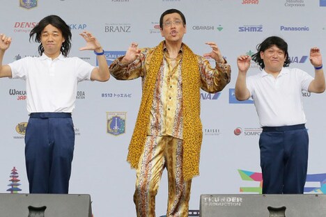 「あたりまえ体操×PPAP バージョン」を披露するピコ太郎（中央）とCOWCOW。（毎日新聞提供）