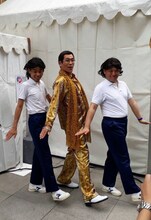 あたりまえ体操のポーズを決めるピコ太郎（中央）とCOWCOW。