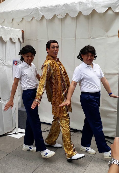 あたりまえ体操のポーズを決めるピコ太郎（中央）とCOWCOW。