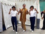 ピコ太郎（中央）とCOWCOW。