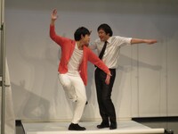 フライヤー撮影に臨むオジンオズボーン。左から篠宮、高松。