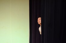 「北朝鮮から飛んでくるかもしれないミサイルを不安げに覗き込むシガニー・ウィーバー」を演じるインスタントジョンソン・スギ。。