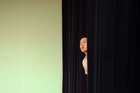 「北朝鮮から飛んでくるかもしれないミサイルを不安げに覗き込むシガニー・ウィーバー」を演じるインスタントジョンソン・スギ。。