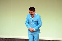 「月笑」5月号最後のネタとして「無印良品スターシリーズ」を披露するくじら。