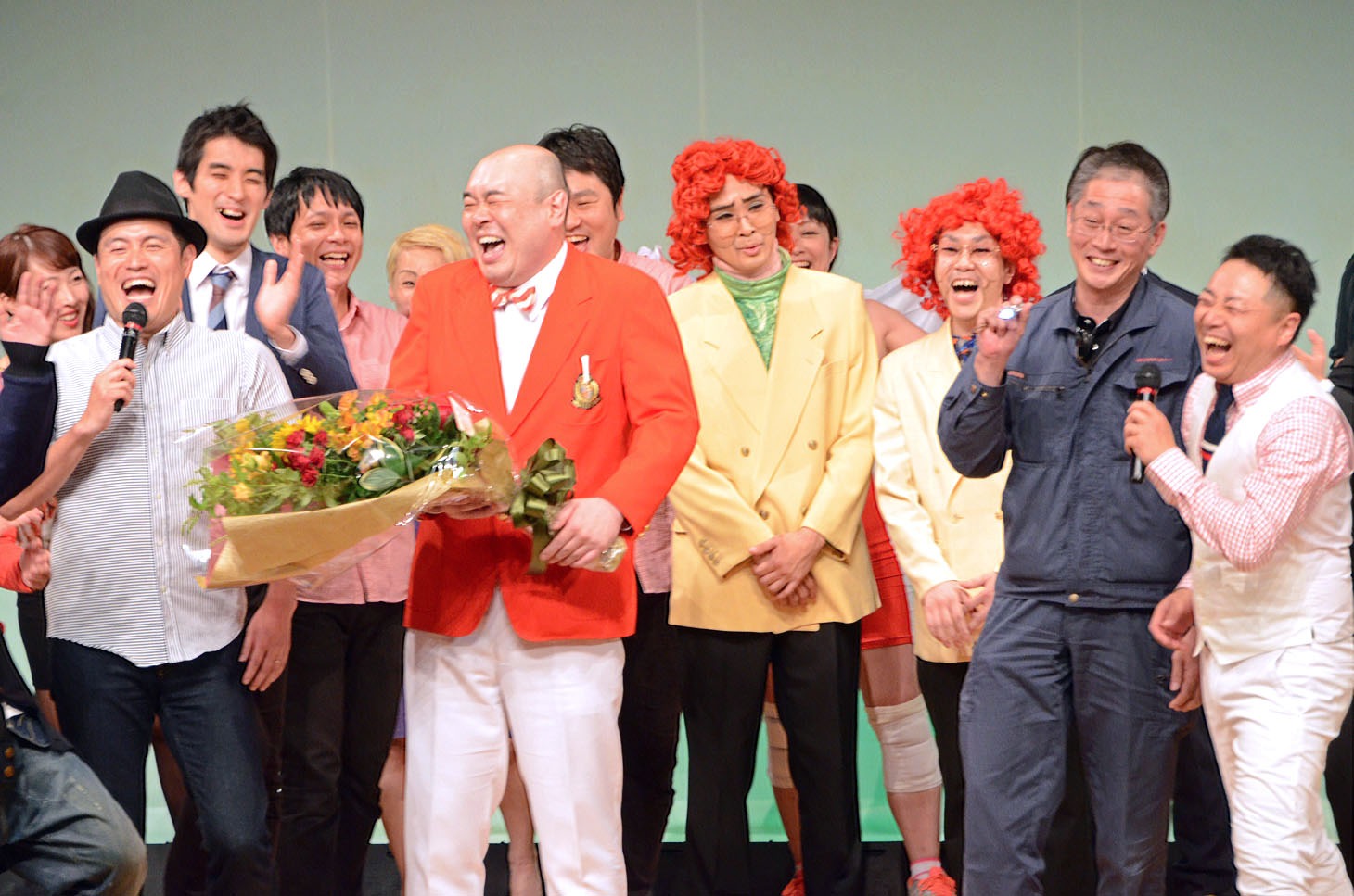 新宿カウボーイかねきよのボケに乗っかってポケットに入っていたライトを取り出す舞台監督の村澤氏に出演者は爆笑。