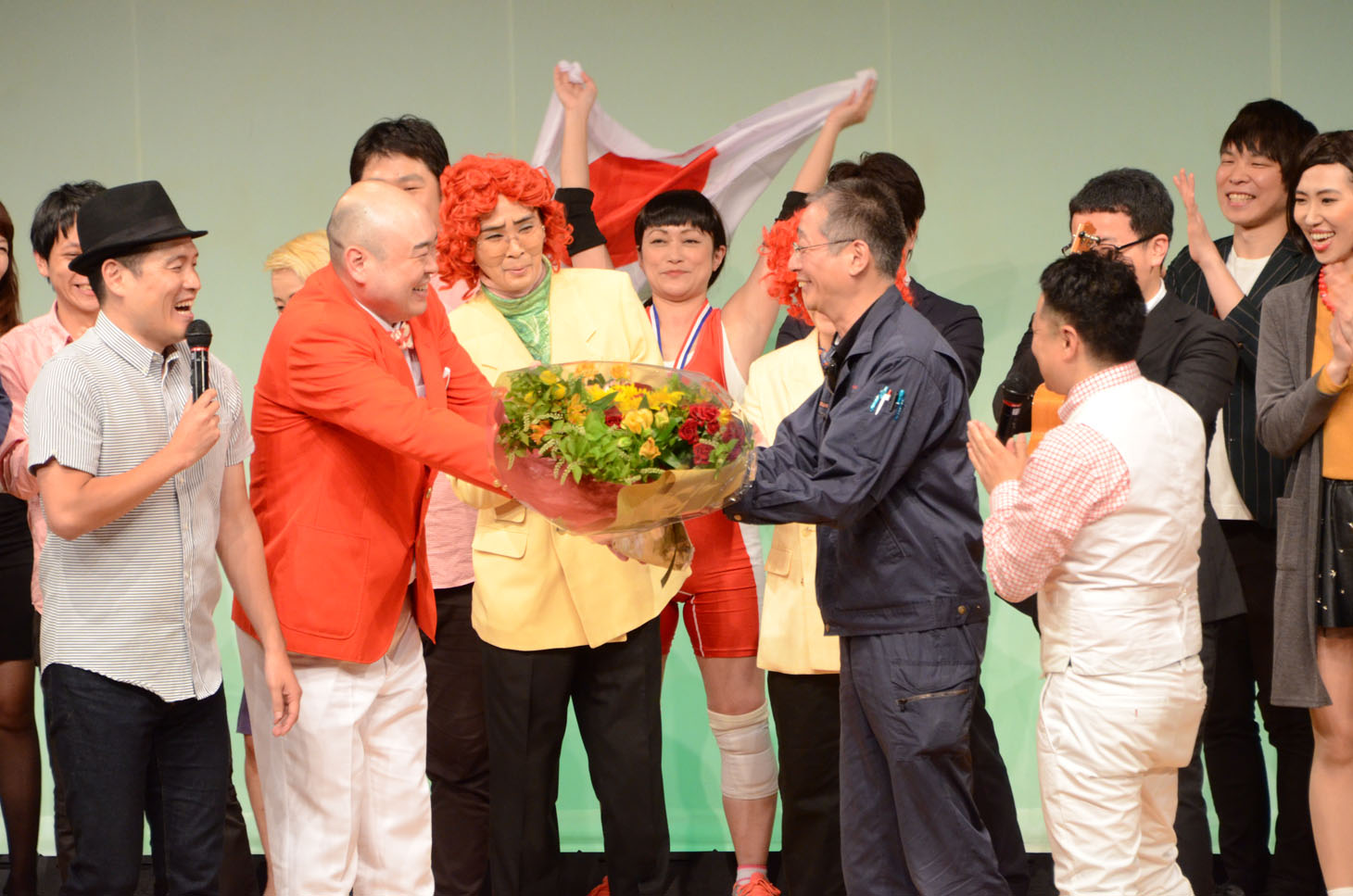 舞台監督の村澤氏に花束を渡す新宿カウボーイかねきよ。