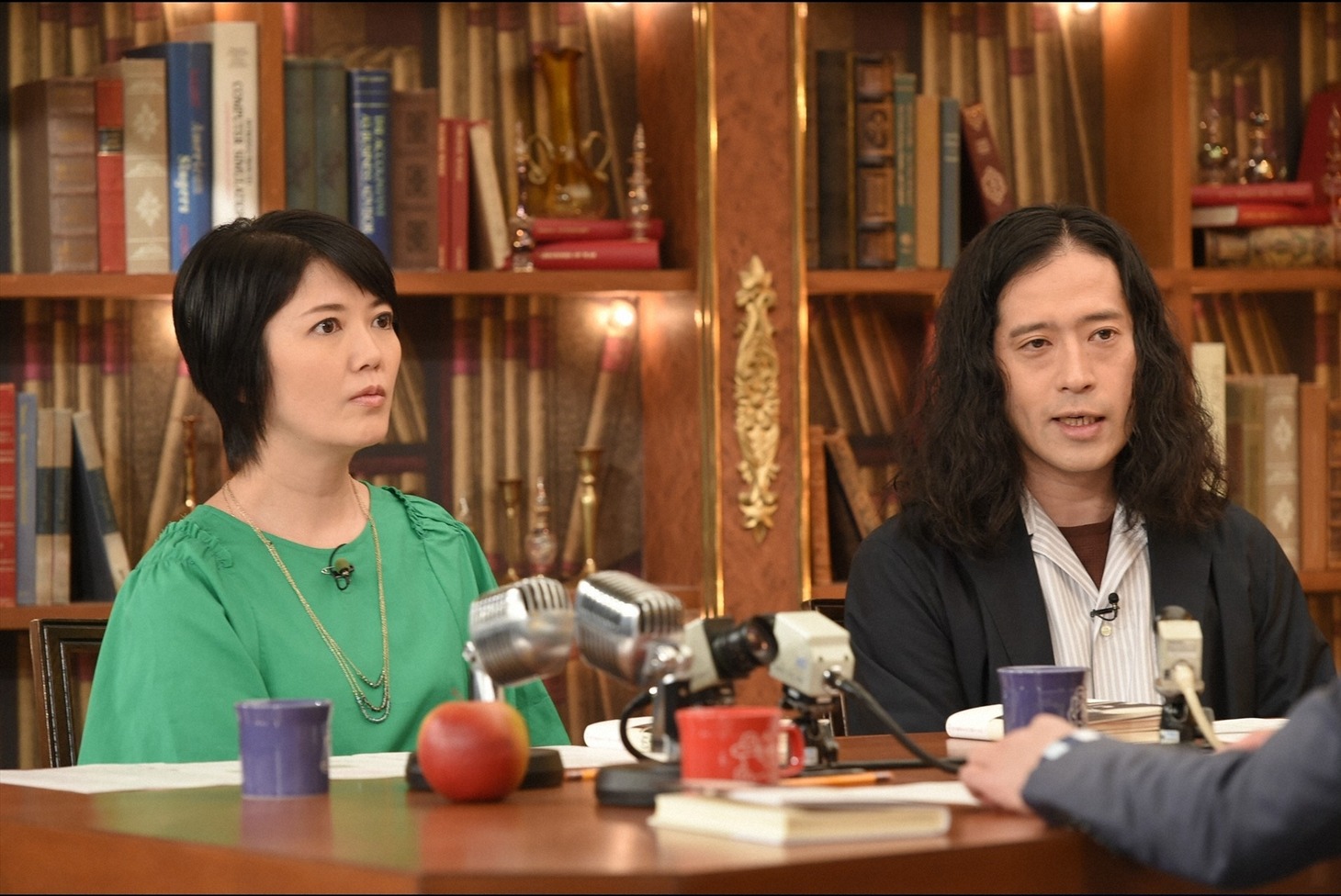 （左から）外山惠理（TBSアナウンサー）、ピース又吉。(c)TBS