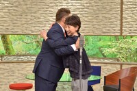 抱き合うサンドウィッチマン伊達と阿川佐和子。(c)MBS