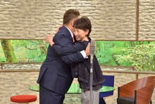 抱き合うサンドウィッチマン伊達と阿川佐和子。(c)MBS