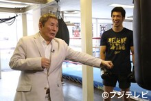 村田諒太選手（右）の目の前でパフォーマンスを披露するビートたけし。