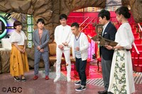 けん玉に挑戦するナインティナイン岡村（右から3人目）。