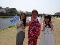 （左から）「じゃらん」編集部・部長の大橋菜央、石塚英彦、乃木坂46の秋元真夏。(c)ABC