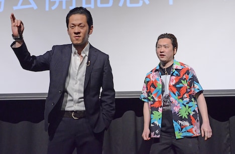 漫才を披露するペンギンズ。