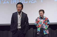 漫才を披露するペンギンズ。