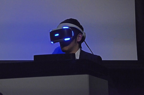 VRを体験するアニキ。