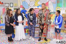 ナインティナインと海原やすよ ともこ（左）、オカダ・カズチカ（右から2人目）。