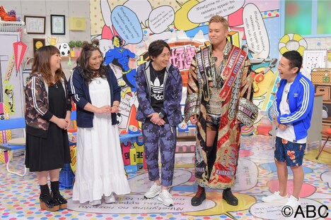 ナインティナインと海原やすよ ともこ（左）、オカダ・カズチカ（右から2人目）。