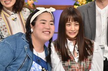 左からゆりやんレトリィバァ、山本美月。(c)日本テレビ