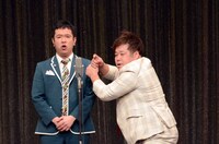 「バトル・オブ・ザ・ステージ in ルミネtheよしもと 2017 first」でネタを披露するプラス・マイナス。