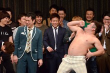 ルミネtheよしもとのバトルライブ「バトル・オブ・ザ・ステージ in ルミネtheよしもと 2017 first」でプラス・マイナスが優勝した際の様子。