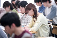 タウンワーク新CM「予備校講師」編の撮影中の様子。