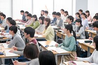 タウンワーク新CM「予備校講師」編の撮影中の様子。