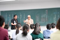 タウンワーク新CM「予備校講師」編の撮影中の様子。