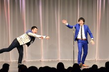 ドライブデートのネタでカーブを曲がるシーンを大げさに表現する和牛。