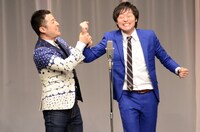 ドライブデートのネタをオーバーに演じる和牛。