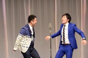 ドライブデートのネタをオーバーに演じる和牛。