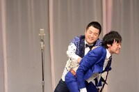 背中に“もみじ”をつける水田（左）と悶絶する川西（右）。