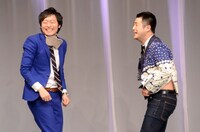 背中にビンタを受けるのを本気で嫌がる水田（右）。