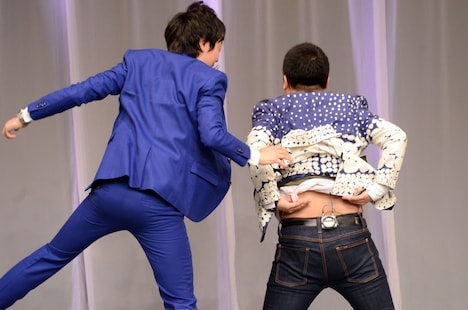 水田の背中に思い切りビンタする川西（左）。