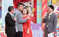 フォーリンラブ（中央）と千鳥。