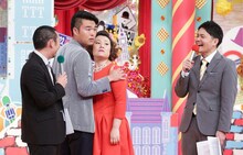 フォーリンラブ（中央）と千鳥。