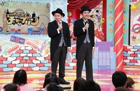 「これからチャップリン」司会のスピードワゴン井戸田とアンガールズ田中（左から）。