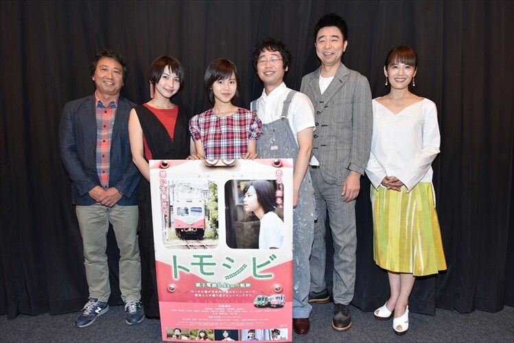 左から杉山泰一監督、植田真梨恵、松風理咲、前野朋哉、よゐこ有野、富田靖子。