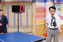 「サァ選手権」に挑戦する福澤朗アナウンサー（右）とそれを見守る今田耕司（左）。(c)テレビ東京