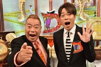 「VSリアルガチ危険生物」MCの（左から）出川哲朗、陣内智則。(c)TBS