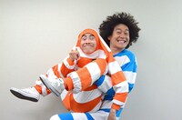 「E.T.」のネタを披露するビックスモールン。