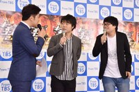 （左から）会見でMCを務めたあべこうじと、「キングオブコント2016」王者のライス。