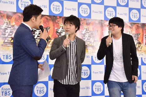 (左から)会見でMCを務めたあべこうじと、「キングオブコント2016」王者のライス。
