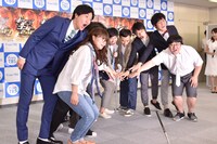 「キングオブコント2017」開催決定会見で、しずる池田の発案により急遽円陣を組んだ芸人たち。