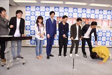 コメントがうまくいかず「勘弁してくれい！」と土下座する、しずる池田（右端）。