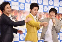 取材陣に強い口調で話しかけるしずる池田（中央）。