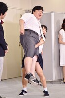 “筋肉アイドル”才木玲佳に持ち上げられるタイムマシーン3号・関。