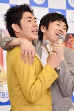 かわいいポーズを披露する、しずる。